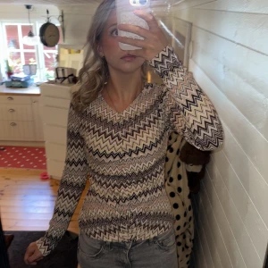 Randig långärmad tröja - En färgglad randig tröja som är långärmad frå kappahl. Lite v- necked och en sömm på mitten av tröja som gör att tröja blir lite mig tajt.