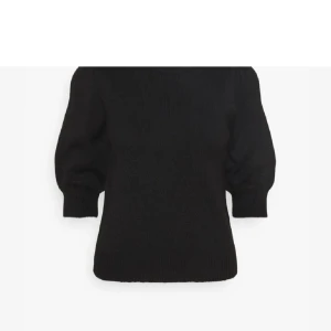 Stickad t-shirt  - Säljer då den inte kommer till användning.