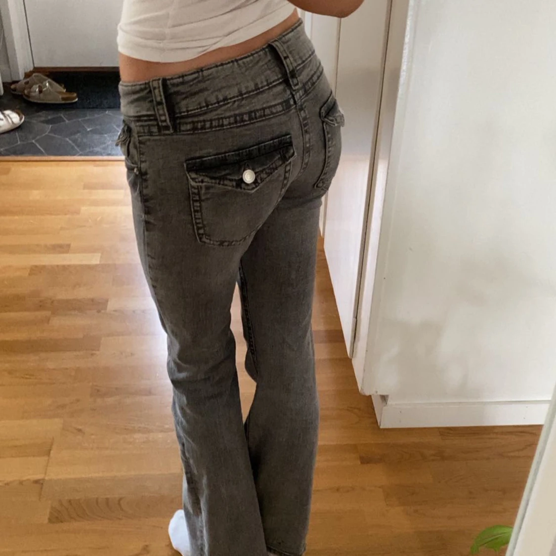 Grå bootcut jeans från Gina Tricot - 1