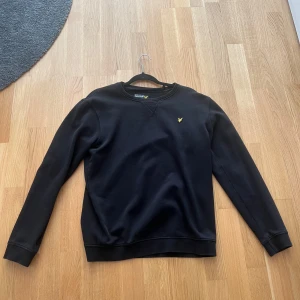 Svart Lyle scott tröja - Säljer en svart Lyle scott sweather, är i hyfsat skick, men fortfarande i bra kvalitet.