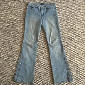 Ljusblå bootcut jeans med knappar - Snygga ljusblå jeans från kosmo tex. Köpte dem secondhand förra året men kom på att jag inte gillar hur dem sitter längre💗