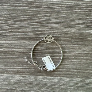 Silverfärgat Tree of Life armband - Snyggt armband i silverfärg med ett cirkelformat hänge som har ett detaljerat Tree of Life-motiv. Armbandet har en tunn kedja med justerbar längd och passar perfekt för dig som gillar stilrena och symboliska smycken.