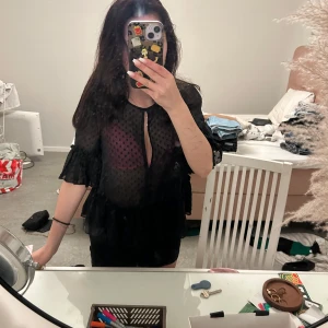 Svart topp  - Svart topp ifrån hm med volang. Har använt dne runt 5 gånger