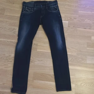 Replay mörkblå jeans med slim fit - Snygga mörkblå jeans från Replay med slitningar och kontrastsömmar. Modellen har fem fickor, Replay-logga på myntfickan och bakfickor med dekorativa sömmar. Jeansen är i stretchigt material och har en slim passform som sitter tajt längs benen. Storlek 28/32. Skriv för frågor 😁