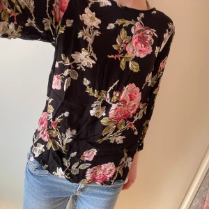 Blommig blus🌺🩷 - En fin blommig blus🥰Luftig och skön till sommaren🤍Är i bra skick och säljer pågrund av att den inte kommer till användning🫰priset kan diskuteras💕xoxo