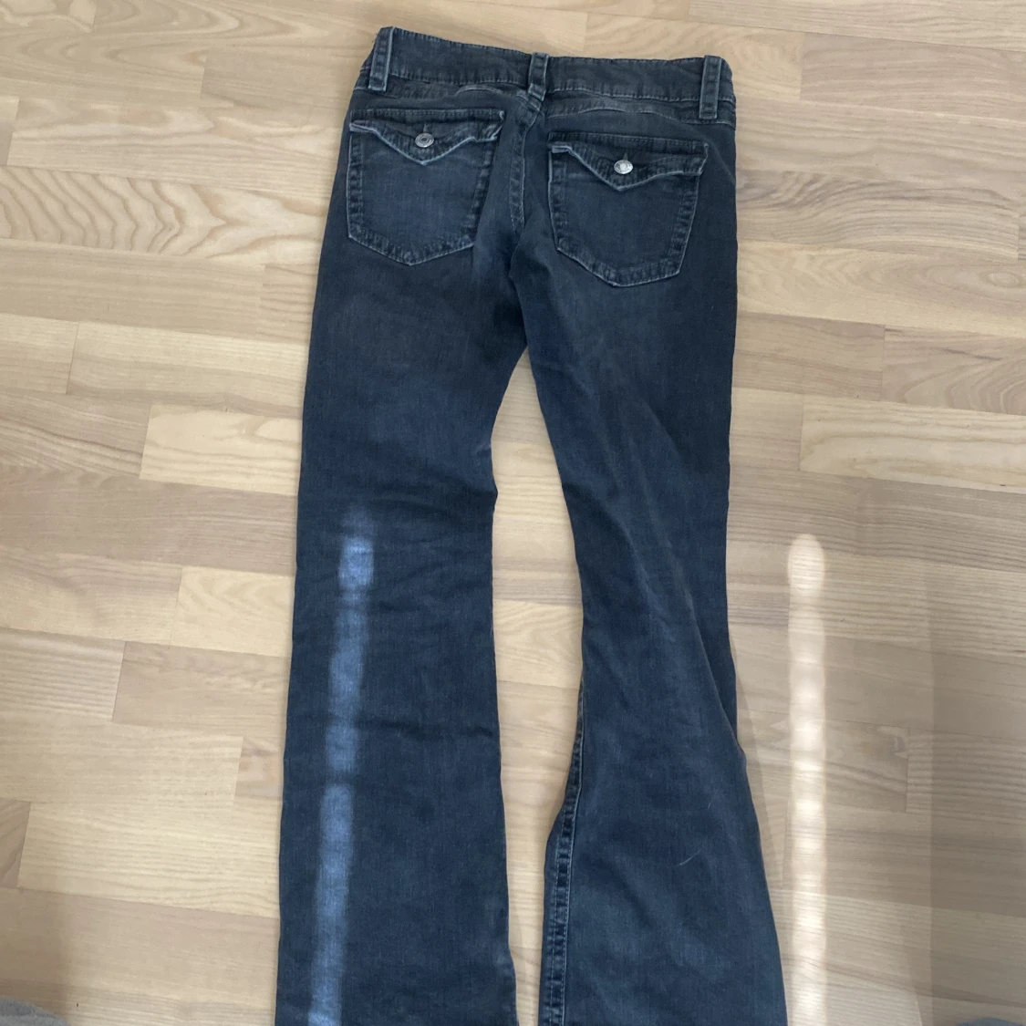Svarta bootcut jeans med fickdetaljer - 1