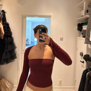 Vinröd one shoulder topp Gina Tricot - Säljer en vinröd, och croppad topp med one shoulder-design från Gina tricot