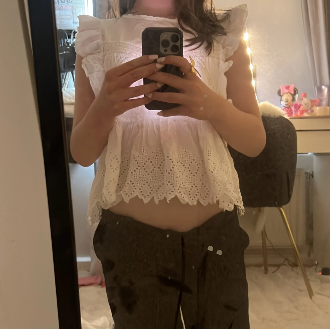 Vit blus med volang och broderi - 1