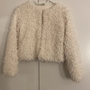 Vit pälsjacka från Lindex  - Fluffig och supermjuk vit pälsjacka från Lindex. Perfekt för dig som vill ha en mysig och trendig look.