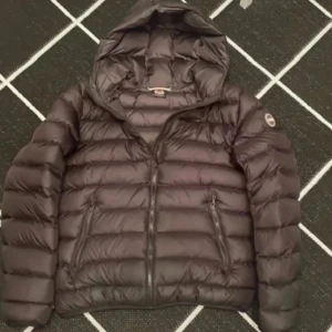 Fet colmar jacka  - Säljer nu denna extremt feta colmar jackan perfekt för alla årstider! Jackan är i bra skick, använd sparsamt i ca 1 år. Tyvärr har jackan en liten defekt i armhålan som jag har lagat med en svart lågningslapp men absolut inget som syns vid användning.Jackan passar dig mellan 168-180, så ca S-M. Pris ej hugget i sten! Bara höra av sig vid frågor. Nypris: 5000+ (det är ljuset på bilderna som jag att den ser lite röd ut) priset kan disku