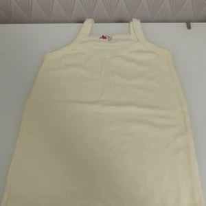 Pyjamasset - Smörgult pyjamasset med linne och skjorts. Skönt, bekvämt och stretchigt material. Storleken står som XL men tack vare det stretchiga materialet skulle jag säga att det passar storlek M och L väldigt bra också. 