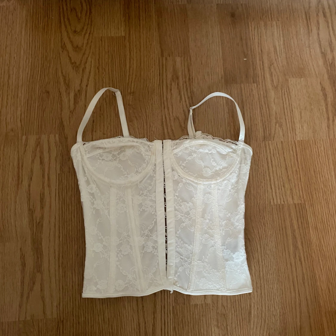 Vit spetskorsett