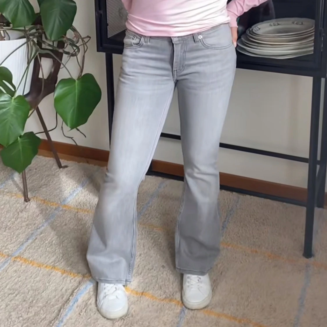 Ljusgrå bootcut jeans