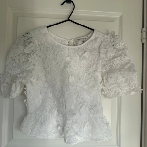 Vit blommig blus från Miss Selfridge  - Superfin vit blus från Miss Selfridge med broderade blommor över hela tyget. Köpt på asos. Använd 2 gånger så som ny💕