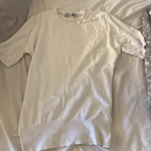 Vit t-shirt från Zara  - Säljer denna fina tröjan men med några defekter. En liten fläck på framsidan (har inte testat med klorin och med klorin går det nog bort) och sen små hål som är super lätta att sy ihop 💓