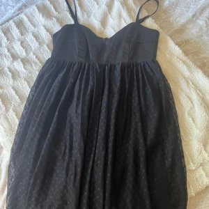 Svart kort klänning från imbyM - Säljer en svart kort klänning från imbyM i storlek S. Klänningen har justerbara smala axelband. Super fint skick utan defekter! Pris går att diskutera! Skriv vid frågor