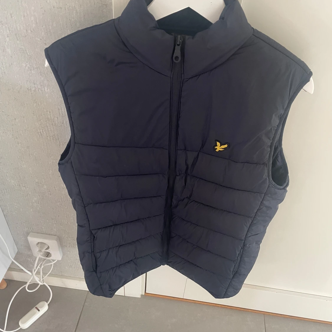 Mörkblå dunväst från Lyle & Scott