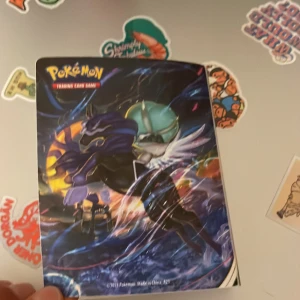 Pokémon Trading Card Game - Samlaralbum - Coolt samlaralbum fyllt med Pokémonkort! Perfekt för dig som älskar Pokémon och vill utöka din samling med färgstarka och sällsynta kort. Albumet innehåller flera V- och VMAX-kort med häftiga illustrationer. En riktig skatt för både nya och erfarna samlare!
