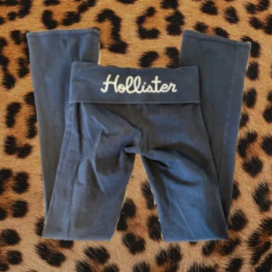 Fold over leggings hollister - Fold over leggings i marinblå från hollister i stl XS! Den har den unika loggan på baksidan, den är i okej skick med två hål på baksidan som man ser på tredje bilden 🐆❣️🍒