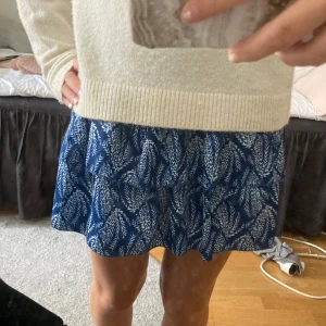 Meet me there kjol - Jättefin kjol från Meet me There. Jättebra skick och knappt använd. Med inbyggda shorts och går även att använda som tubtopp. Står ingen storlek men skulle säga att den passar xxs-s