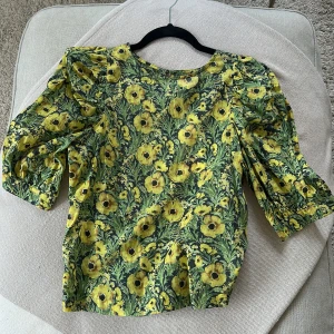 Blommig blus från Holly & Whyte - Snygg blommig blus aldrig använd från Holly & Whyte/Kappahl.