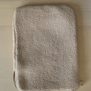 Datorfodral - Super mysig och snyggt Teddy-datorfodral från systrarna grene! Helt nytt och oanvänt. Säljer då den inte passade min dator. Perfekt inför skol start!!