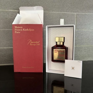 Baccarat Rouge 540 Extrait de Parfum - Lyxig parfym från Maison Francis Kurkdjian, Baccarat Rouge 540 Extrait de Parfum. Flaskan är djup röd med guldfärgad etikett och lock, och kommer i en elegant röd kartong med gulddetaljer. Volymen är 70 ml. Perfekt för dig som gillar exklusiva dofter.