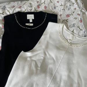 Gulliga toppar från hm❣️ - Två ärmlösa toppar från H&M, en svart och en vit, båda med rund halsringning dekorerad med pärlor. Köp en för 60 eller köp båda för 100❣️ kontakta för frågor😌