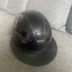 Miss Shield Glossy Shimmer - Samshield hjälm med solskärm. Stl 57M. Använd fåtalet gånger samt aldrig tappad eller avramlad i. Väska medföljer. Ny pris 6298kr 
