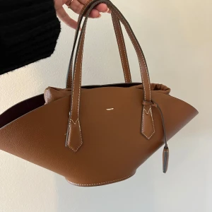 Brun Zara handväska  - Brun handväska från zara endast använd fåtal gånger 