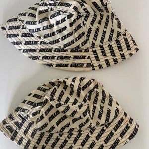 2st Billie Eilish bucket hats - 2st fina Billie Eilish bucket hats från H&M som inte säljs längre. En av de har en liten fläck och ett rött sträck på etiketten. Pris kan såklart disskuteras🩷