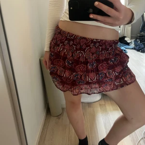 volangkjol från lindex - Säljer denna jättefina volang kjol med jättefint mönster i jättebra kvalitet och inga defekter.