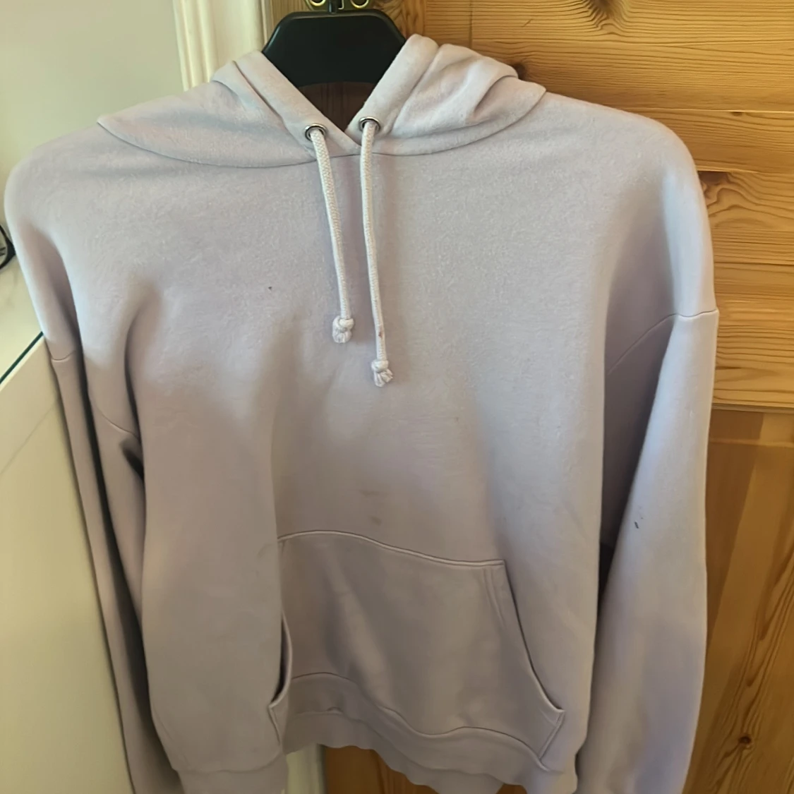 Ljuslila hoodie från Monki