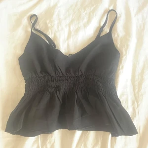 svart topp med volang - säljer denna jättesnygga topp med volang från shein!! den är använd några gånger men har inga tydliga skador!!