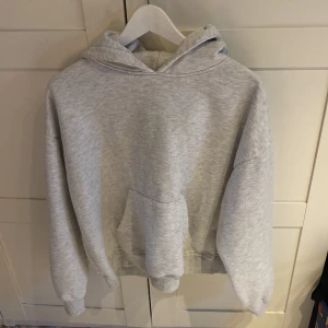 Ljusgrå hoodie med huva - Säljer en ljusgrå hoodie med luva i storlek M