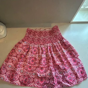 Rosa mönstrad kortkjol - Supersöt kortkjol i rosa med mönster på. Det är undershots i dom. Aldrig använd så är i jättebra skick. Står ingen storlek men jag brukar ha M och skulle säga att den passar S-L-Xl då den har super mycket stretch. Pris kan diskuteras❤️