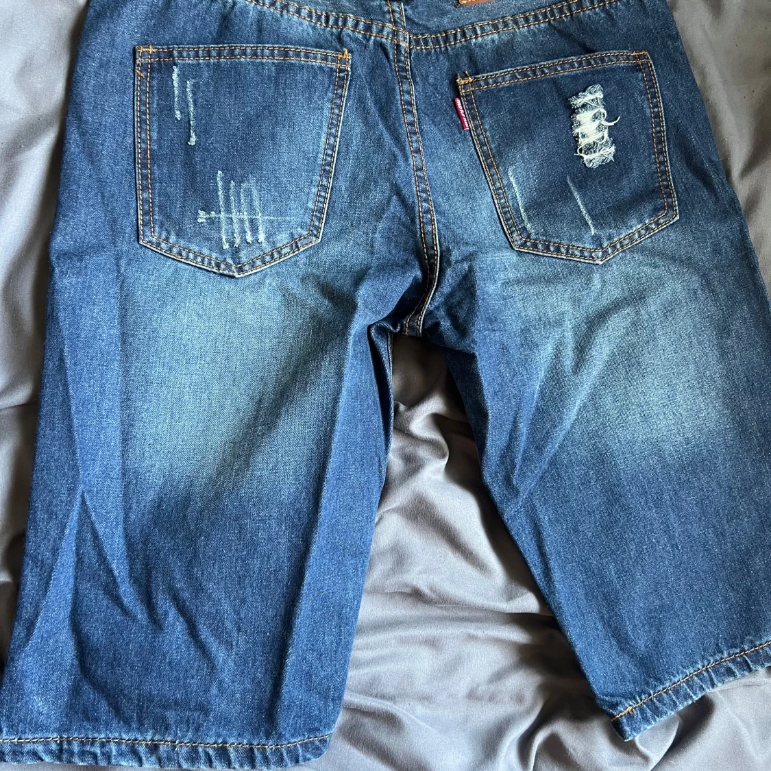 Blå slitna jeansshorts från MoKeNiu - 1