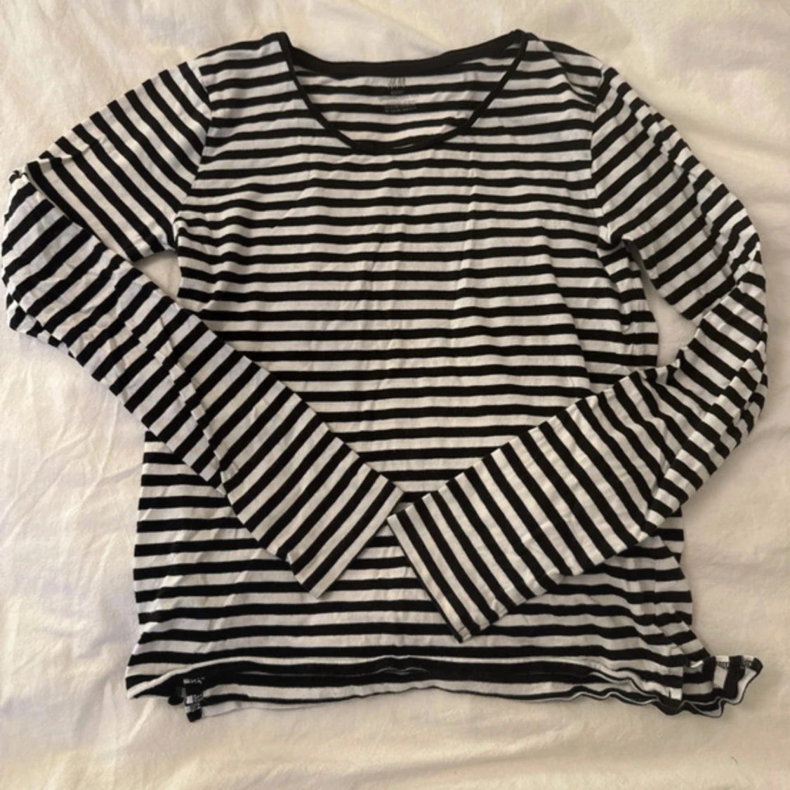 Svartvit randig långärmad tröja