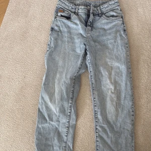 Ljusblå loose fit jeans LAB Industries - Säljer ett par ljusblå loose fit jeans från LAB Industries i storlek 146. Jeansen har klassisk femficksdesign, raka ben och en avslappnad passform. Perfekta för dig som gillar en chill och bekväm stil. Materialet är slitstarkt denim i bomull.