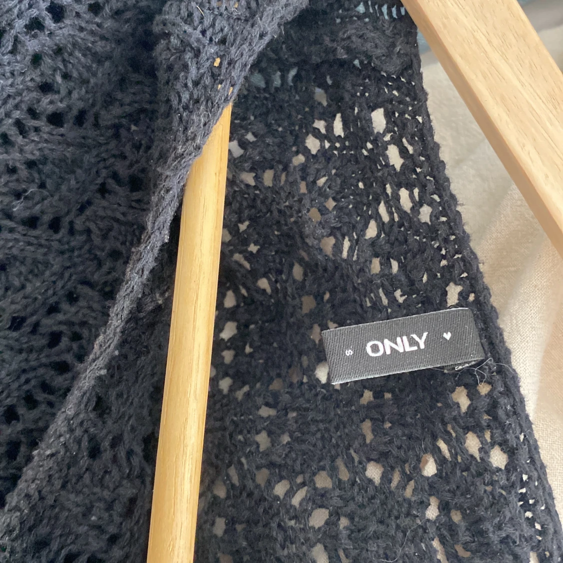 Svart virkad croppad tröja från ONLY - 2