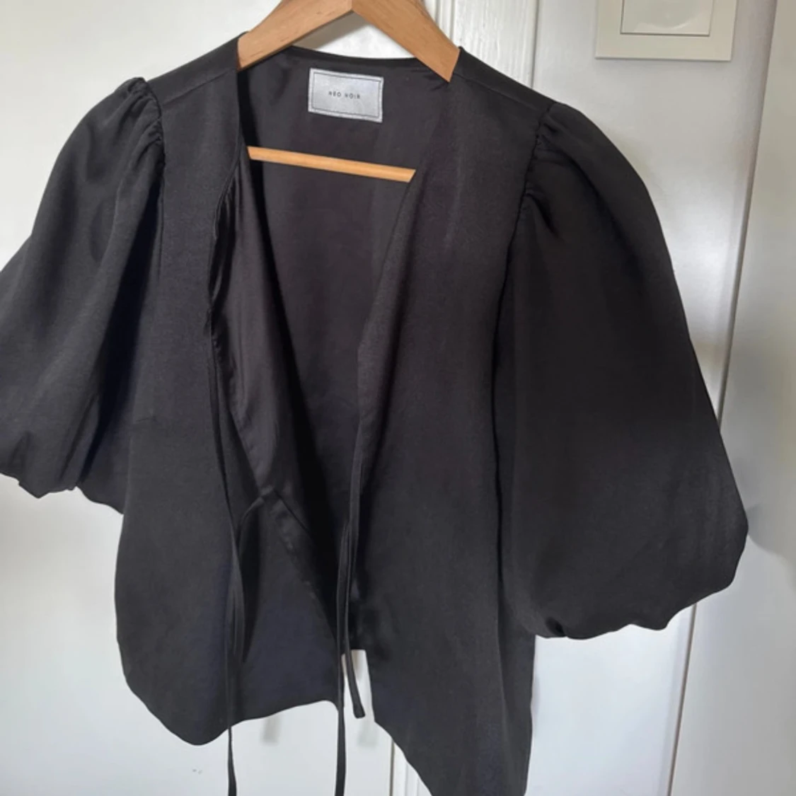 Svart blus med puffärm från Neo Noir - 3