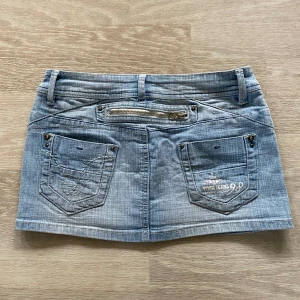 Lågmidjad jeanskjol  - Värleds coolaste jeanskjol, perfekt nu till skolstarten. Midjemått: 35cm rakt över, dock väldigt stretchig! Längd: 28cm. Änvänd gärna köp nu!!❤️❤️