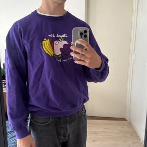 Illegal Civilization Skate Sweatshirt - Lila sweatshirt från Illegal Civ med broderat motiv. Sitter som M/L. Mycket bra endast lite nopprigt skick.