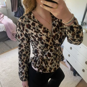 Leopard mönstrad omlott blus - Super söt omlottblus som du knyter i midjan! Endast använd ett fåtal gånger, mycket bra skick! Pris kan alltid diskuteras ❤️❤️(Den är liten i storleken, skulle säga att den passar 36/38) 🫶🏼