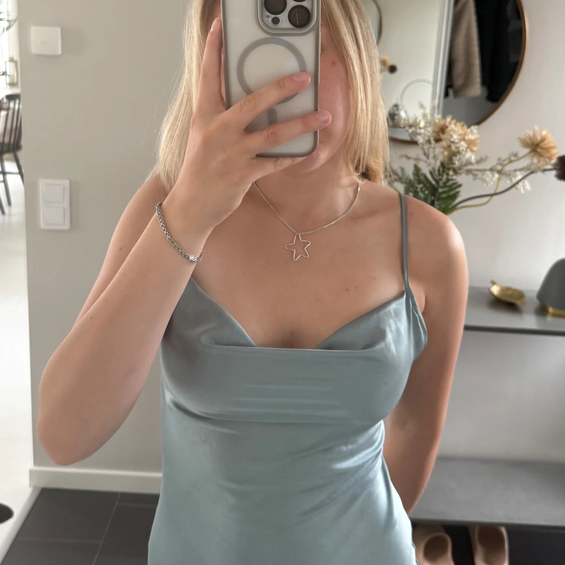 Ljusblå/grön satinklänning från Nelly - 3