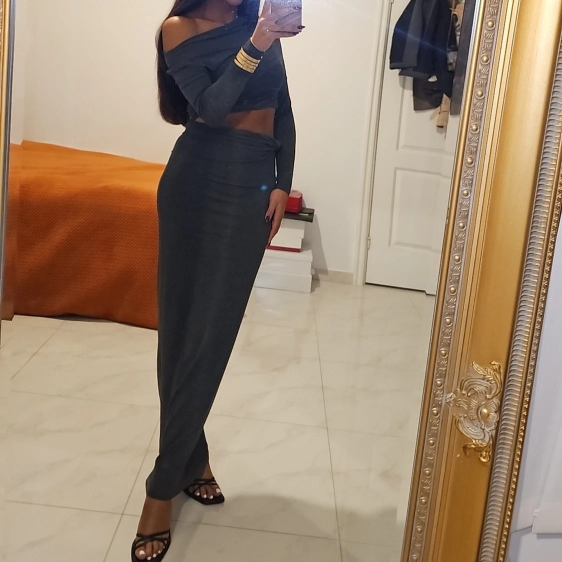 Mörkgrå lång kjol med offshoulder topp - 2