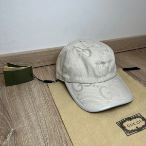 Gucci keps - Säljer helt ny Gucci keps. Det är en exklusiv vit jumbo. Det är storlek M.                                            Medföljer: Allt på bilden.                                    Priset går att diskutera.                                          För flera spännande accessoarer kolla profilen. 