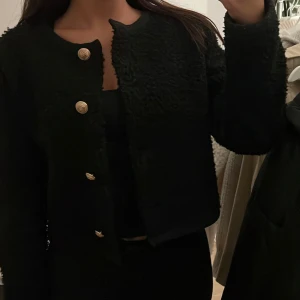 Vit Teddy jacka med guldknappar  - 🌸