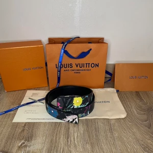 Svart bälte - Helt nyt bälte. Fantastiskt mönster och färg.         Medföljer: Allt som syns på bilden                                                        Priset går att diskutera.                                               Fler snygga och nya accessoarer på profilen.