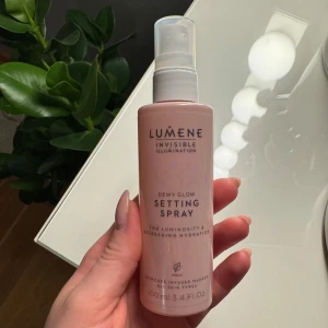 Lumene Dewy Glow Setting Spray - Endast testat misten. Lyko råkade skicka fel paket till mig med bland annat denna settingsprayen. Jag har ingen användning av den så därför säljer jag den. Aldrig använd men som jag skrev endast provat misten så jag vet att den inte är trasig💗